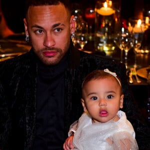 Com lookinho todo all white, Mavie, aos 7 meses de vida, rouba a cena por beleza e 'dá trabalho' para Neymar em leilão