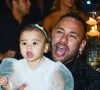 Filha de Neymar, Mavie, aos 7 meses de vida, 'escolheu' look al white para leilão beneficente em prol do instituto do pai