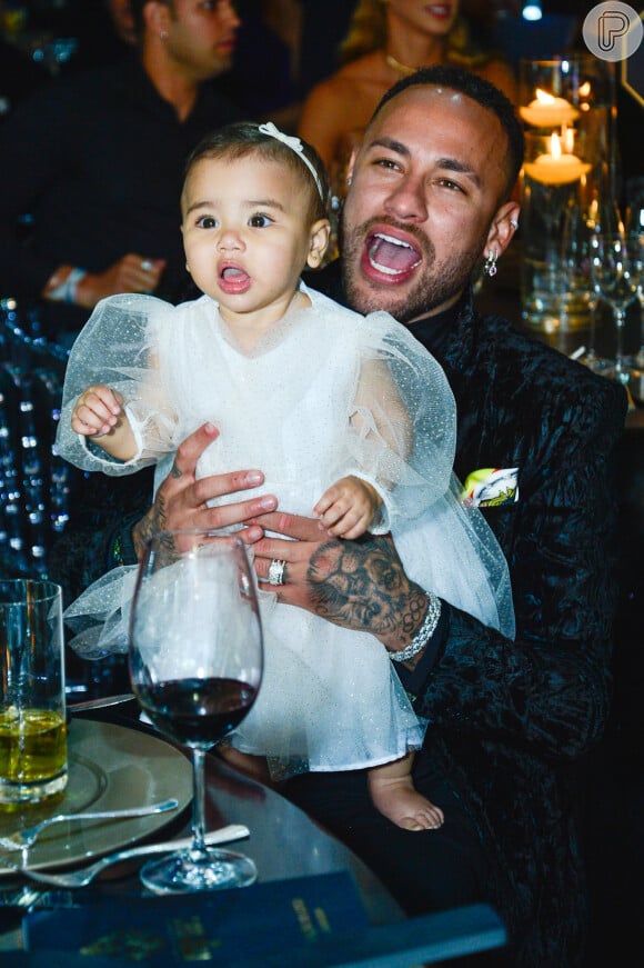 Filha de Neymar, Mavie, aos 7 meses de vida, 'escolheu' look al white para leilão beneficente em prol do instituto do pai