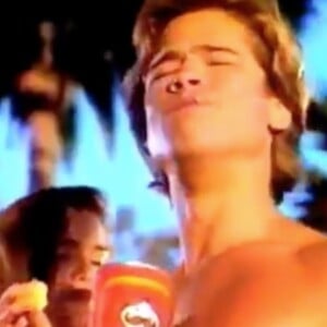 Brad Pitt estrelou comercial da marca Pringles em 1988