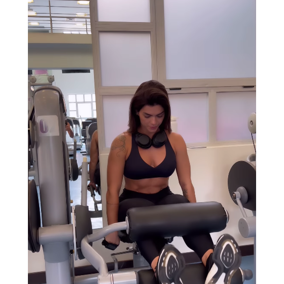 O fortalecimento das coxas de Kelly Key fica por conta da cadeira extensora