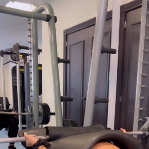 Kelly Key começa com um levantamento pélvico para fortalecer os glúteos