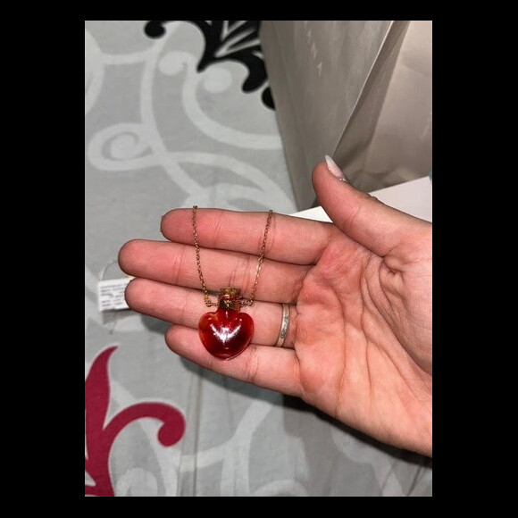 Arthur Urach deu um colar feito do próprio sangue para a namorada