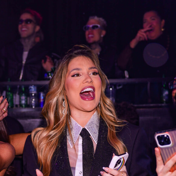 Virgínia Fonseca assistiu empolgada ao show do marido, Zé Felipe, no aniversário de Rafa Uccman