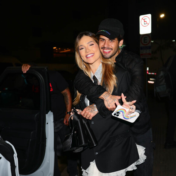 Virgínia Fonseca deixou descalça e com sapatos de grife na mão a festa de 31 anos de Rafa Uccman