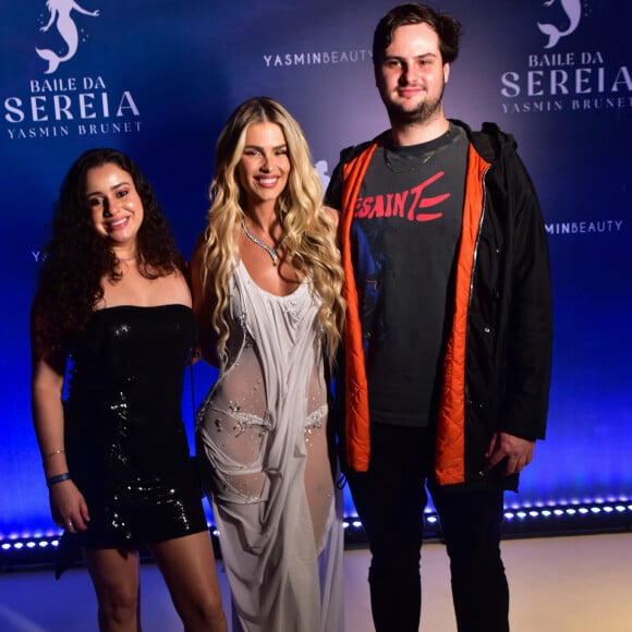 Yasmin Brunet posou com o irmão, Antônio, e cunhada, Marcella Duque, durante seu aniversário em hotel em São Paulo