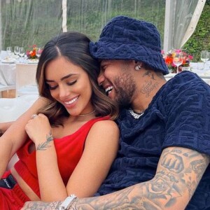 No Dia dos Namorados, Bruna Biancardi surge de biquíni em mansão de Neymar e jogador provoca modelo