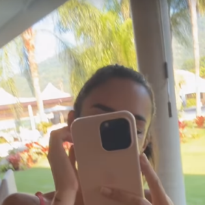 No vídeo, postado nos stories do jogador, Bruna Biancardi aparece só de biquíni rosa combinado com um short jeans