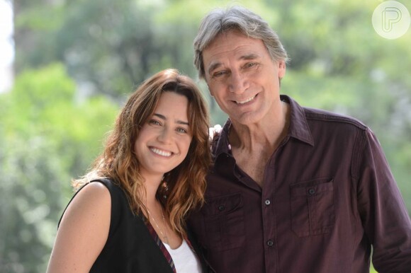 Malu (Fernanda Vasconcellos) segue a linha da beleza natural, em 'Sangue Bom' e posa ao lado do ator Herson Capri