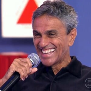 Bruna Marquezine perguntou para Caetano Veloso se ele se chateava quando não conseguia comprar 'roupa cara', arrancando gargalhadas da plateia