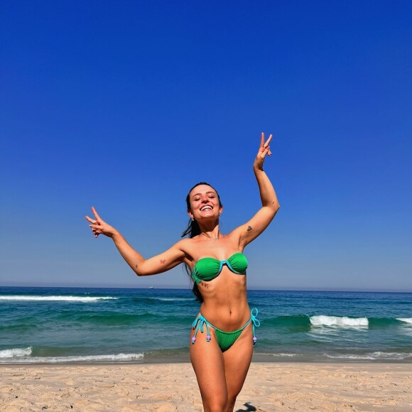 Fotos de Larissa Manoela de biquíni conquistaram centenas de milhares de likes no Instagram