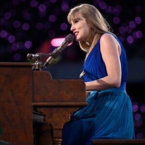 Taylor Swift limpou nariz diversas vezes em show e vídeos viralizaram na web