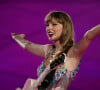 Vídeos de Taylor Swift limpando catarro em shows viralizam