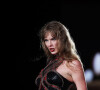 Taylor Swift faz show gripada, catarro escorre e vídeo viraliza na web