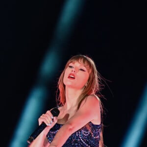 Em meio à gripe no frio da Europa, Taylor Swift viraliza com vídeos limpando nariz em shows