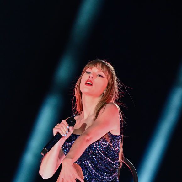 Em meio à gripe no frio da Europa, Taylor Swift viraliza com vídeos limpando nariz em shows