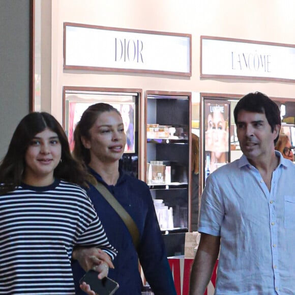No shopping, Grazi Massafera e Sofia estavam acompanhadas por Alex Lerner