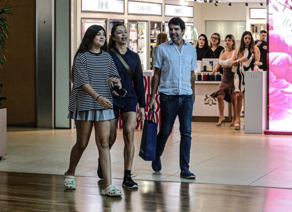 Grazi Massafera e Sofia chamaram atenção no shopping