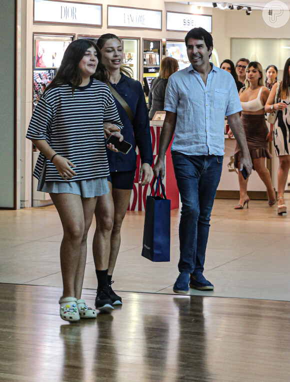 Grazi Massafera usou uma roupa de treino para ir ao shopping