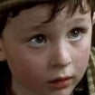 27 anos depois, esse menino de bochechas rosadas em 'Titanic' ainda recebe dinheiro por causa do filme - por uma única frase falada!