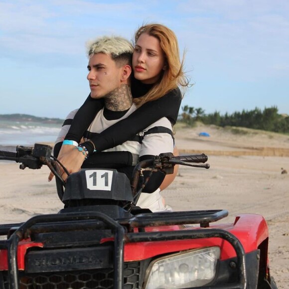 Arthur Urach atualmente namora a DJ Gabi Ayala e revelou ter a ajuda da famosa para se cuidar