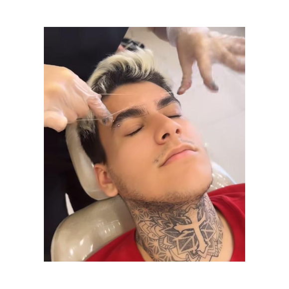 Arthur Urach deu o que falar ao aparecer fazendo as sobrancelhas em um vídeo divulgado recentemente nos stories
