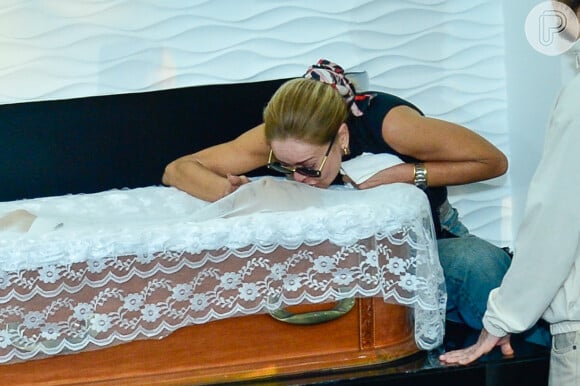 Corpo do cantor Chrystian ganha beijo da mulher, Key Vieira, em velório