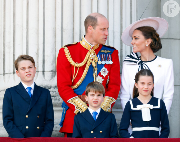 Em evento real do aniversário de Charles III, princesa Charlotte fez gesto semelhante ao da rainha Elizabeth II, sua bisavó