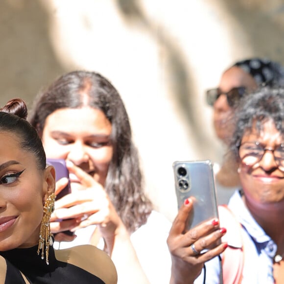 Anitta assistiu ao desfile da coleção Outono/Inverno 2024-2025 da Schiaparelli