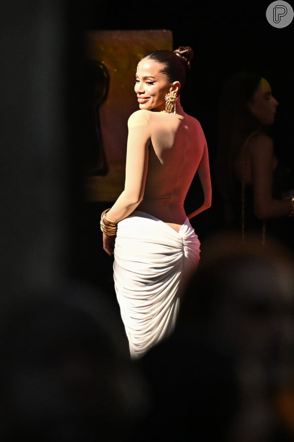 Anitta surgiu com um vestido que traz uma ilusão de ótica