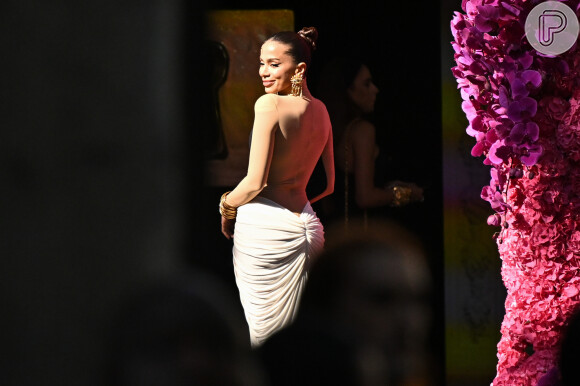 Vestido de Anitta na Paris Fashion Week deixava a impressão de que a cantora estava com as costas nuas
