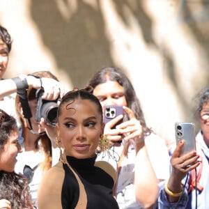 Anitta roubou a cena entre os paparazzi na Paris Fashion Week