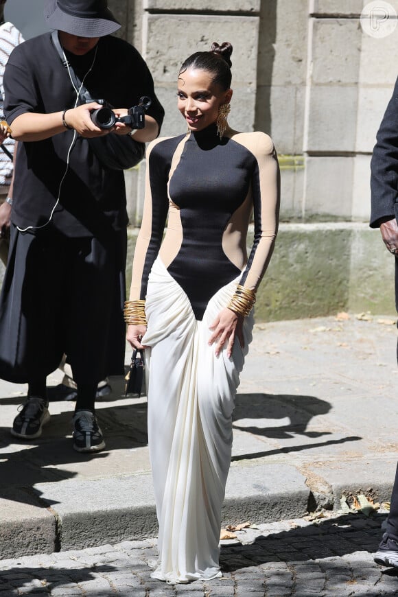 Anitta na Paris Fashion Week: a saia drapeada, uma das principais assinaturas da estilista, completa o figurino