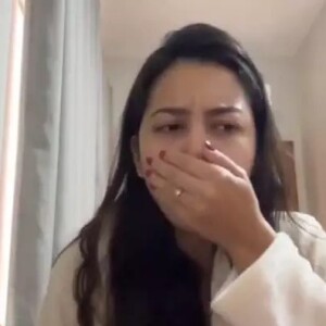 A influenciadora Ana Duarte decidiu experimentar o body splash com aroma de waffle e o resultado foi uma ânsia de vômito quase incontrolável diante das câmeras