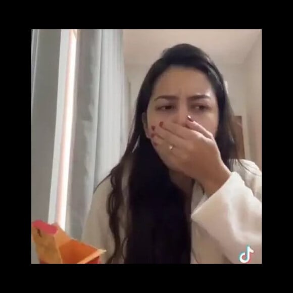 A influenciadora Ana Duarte decidiu experimentar o body splash com aroma de waffle e o resultado foi uma ânsia de vômito quase incontrolável diante das câmeras