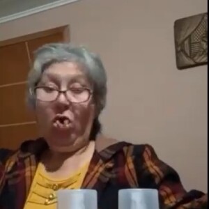 Uma jovem do TikTok colocou a avó para experimentar o body splash de waffle e a senhora também teve ânsia de vômito