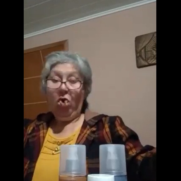 Uma jovem do TikTok colocou a avó para experimentar o body splash de waffle e a senhora também teve ânsia de vômito