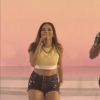 Anitta se empolga para cantar a música 'Mulher brasileira (toda boa)', 'Sai do Chão', 25 de janeiro de 2015