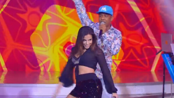 'Sai do Chão': Anitta canta e rebola com Márcio Victor ao som de 'Toda boa'