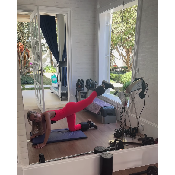 Exercício feito por Eliana também deixa o bumbum durinho e bastante destacado