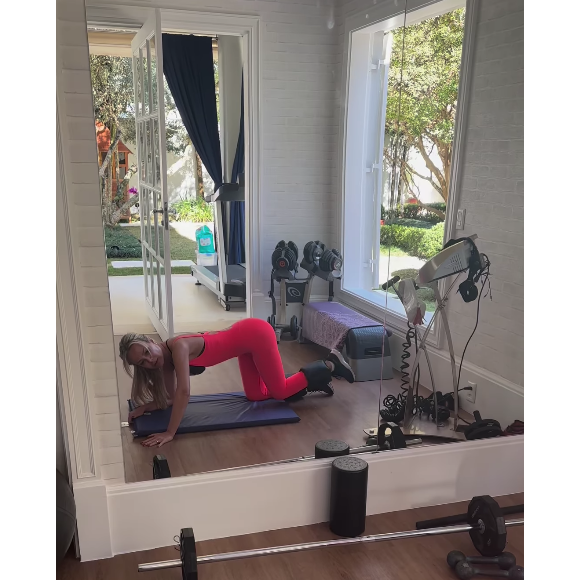 No vídeo, Eliana aparece levantando peso com as pernas para tonificar os membros inferiores