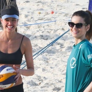 Agatha Moreira e Camila Queiroz curtem a praia da Barra da Tijuca com direito a treino de vôlei de praia