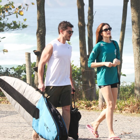 Camila Queiroz, que chegou na praia com o marido Klebber Toledo, não acompanhou a amiga no bronzeado