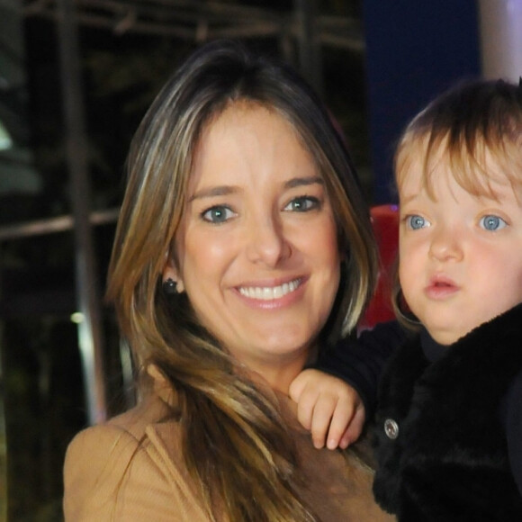 15 anos de Rafa Justus: filha de Ticiane Pinheiro e Roberto Justus no colo da mãe em foto de 2011