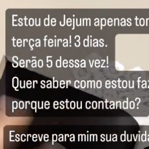 Embora não tenha revelado seu propósito com o jejum, Maíra Cardi colocou uma Bíblia sobre seu prato, dando a entender ser espiritual