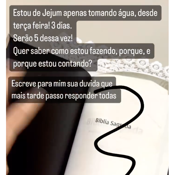 Embora não tenha revelado seu propósito com o jejum, Maíra Cardi colocou uma Bíblia sobre seu prato, dando a entender ser espiritual