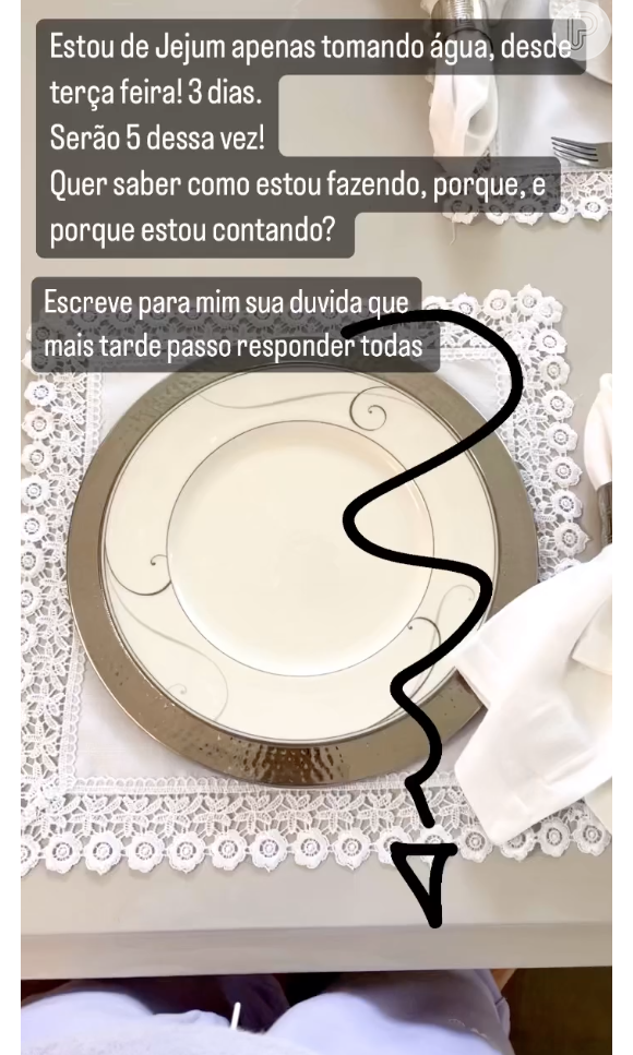 Nos stories do Instagram, Maíra Cardi revelou que tem bebido apenas água e ficará mais 2 dias sem comer