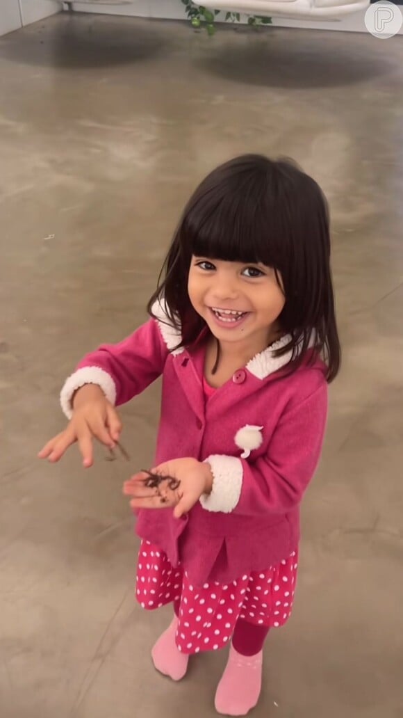 Sophia, filha de Arthur Aguiar e Maíra Cardi, aparece em um vídeo falando que o funcionário do pai tem um 'celular de pobre'
