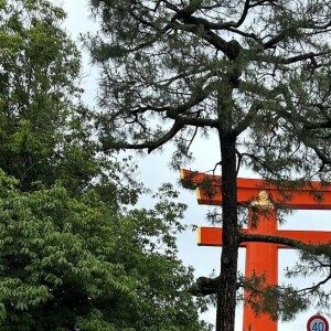 Sasha usou calça de alfaiataria com camisa social e casaco para passear pelas ruas do Japão