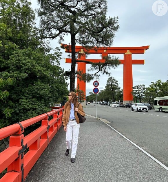 Sasha usou calça de alfaiataria com camisa social e casaco para passear pelas ruas do Japão